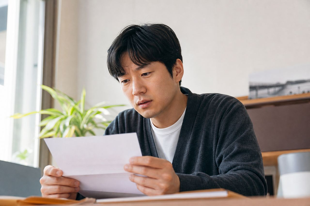 경찰이 '불송치 결정'을 내렸다고 사기 사건이 끝난 게 아니다 — 이의신청서 제출 기한 30일, 60대 피해자가 놓치면 검찰로 못 넘기는 구조 완전 해설 관련 상황을 보여주는 이미지 — 서류를 검토하는 모습