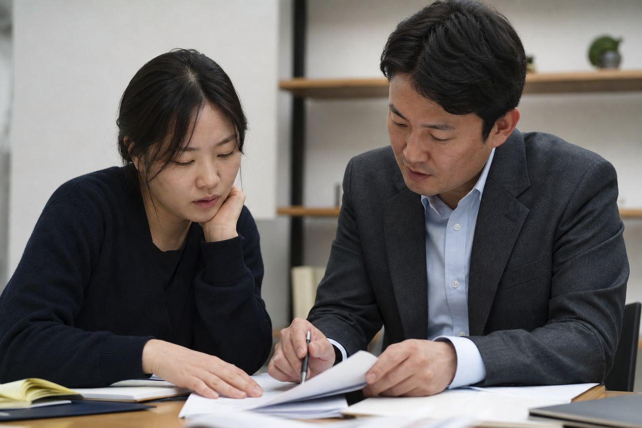 60대 자영업자, 알바생 엉덩이 만졌다가 강제추행 혐의로 기소됐다 — '귀여워서'라는 해명이 왜 법정에서 전혀 안 통하는지 처음부터 끝까지 따져보기 관련 전문가 상담·서류 검토 장면